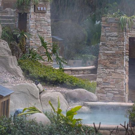 Howard Johnson Huashuiwan Hot Springs Resort Chengdu Exteriör bild