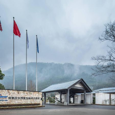 Howard Johnson Huashuiwan Hot Springs Resort Chengdu Exteriör bild