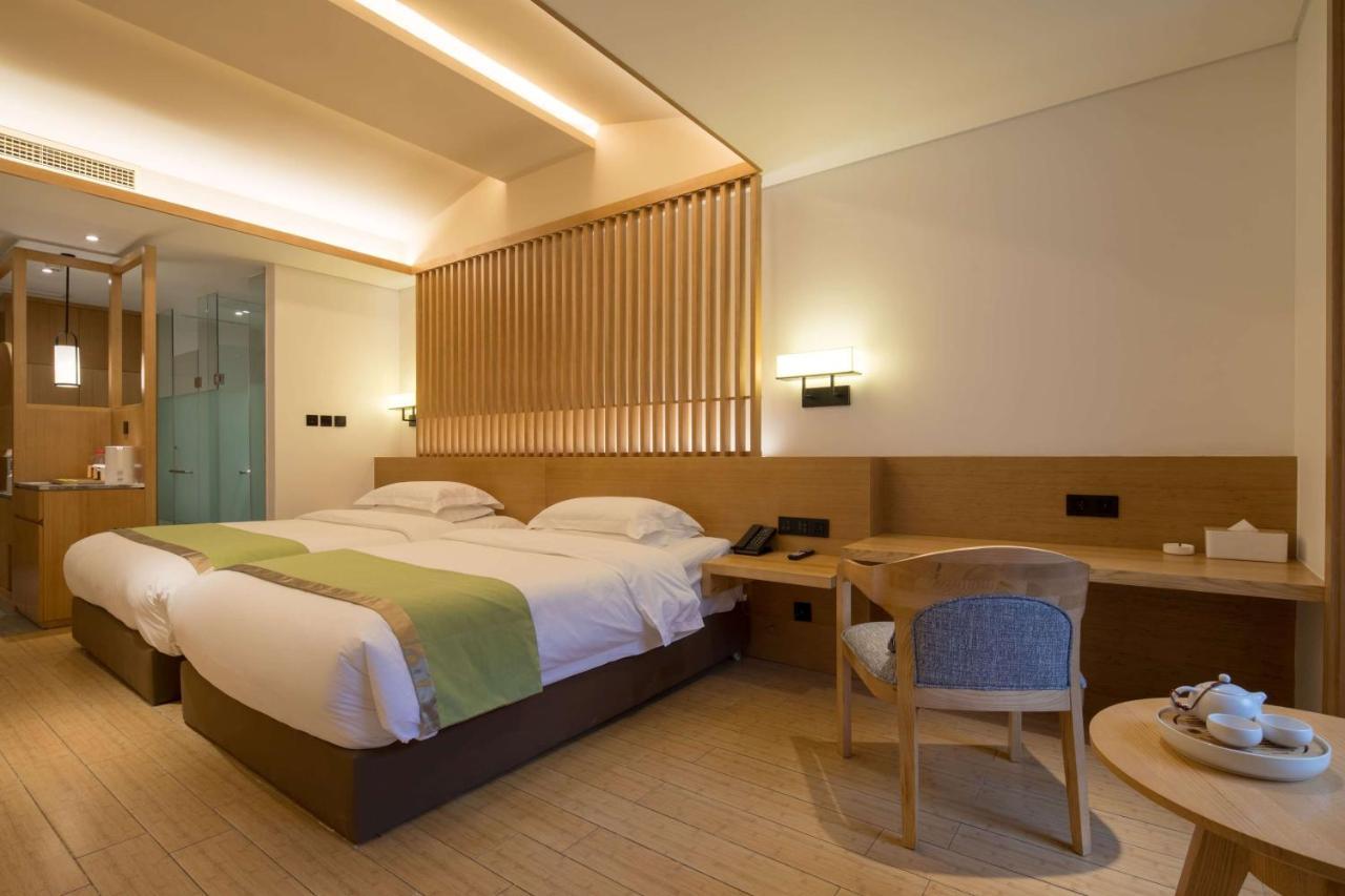 Howard Johnson Huashuiwan Hot Springs Resort Chengdu Exteriör bild