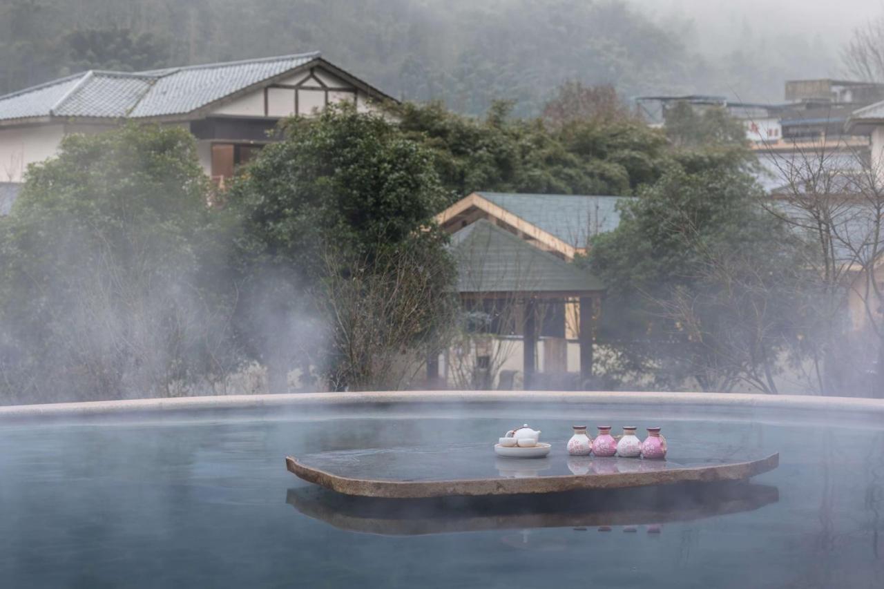 Howard Johnson Huashuiwan Hot Springs Resort Chengdu Exteriör bild