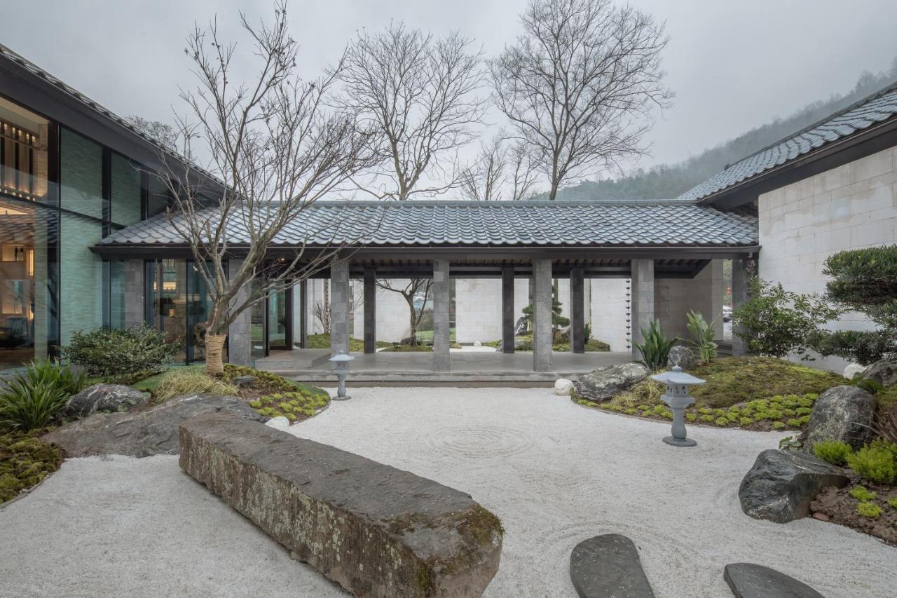 Howard Johnson Huashuiwan Hot Springs Resort Chengdu Exteriör bild
