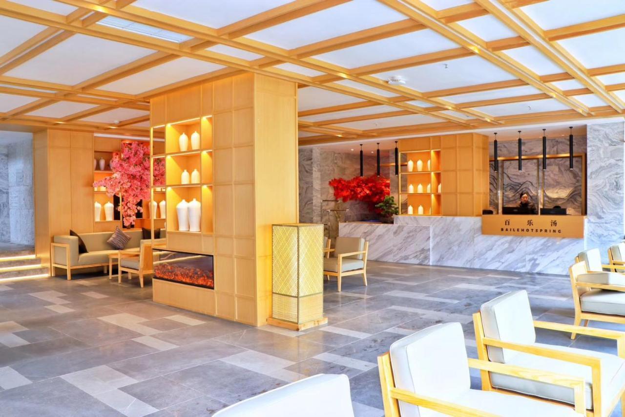 Howard Johnson Huashuiwan Hot Springs Resort Chengdu Exteriör bild