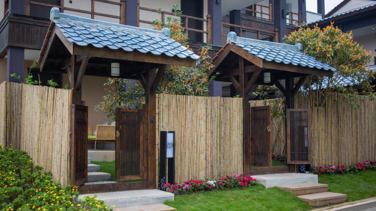 Howard Johnson Huashuiwan Hot Springs Resort Chengdu Exteriör bild